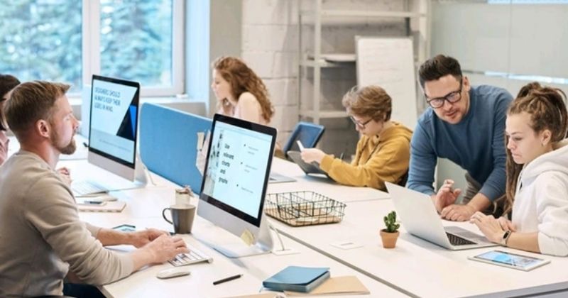 AI Đang Thay Đổi Cách Chúng Ta Làm Việc Mỗi Ngày Như Thế Nào? 3 Người làm việc văn phòng đang thay đổi cách làm việc